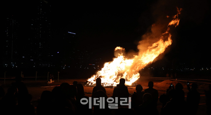 [포토]정월대보름 맞이 달집태우기