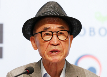 "고은 시인 성추행? 최영미, 소설 쓰고 있다" 반박 등장