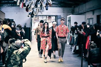 2018 S/S 패션 트렌드 '다채로운 90년대 레트로'