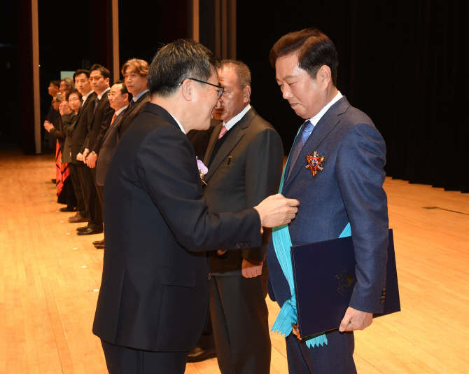 정호태 유영산업 대표, 모범납세 금탑산업훈장…배우 김혜수 대통령표창