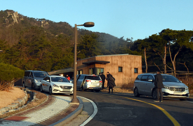 [포토] 안희정 충청남도 관사 앞에 몰려 있는 취재진