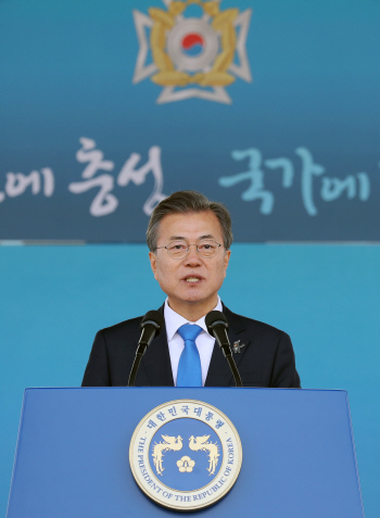  文대통령 육사 졸업식 축사 “육군사관학교, 대한민국 수호 역사”