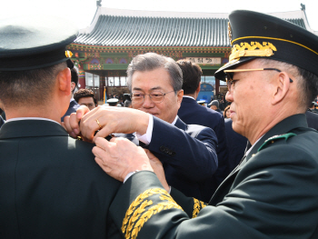 文대통령 "대북특사, 비핵화·평화 만들 수 있다는 자신감"(종합)