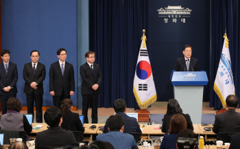 文대통령 승부수 통했다..남북정상회담에 북미대화 초석까지(종합)