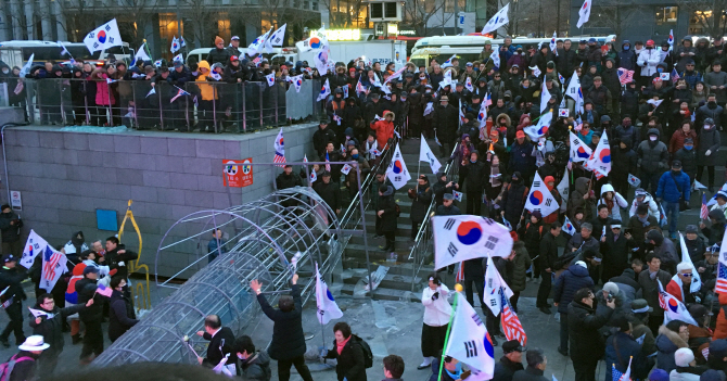 서울시, 광화문 촛불조형물 부순 보수단체 경찰 고소