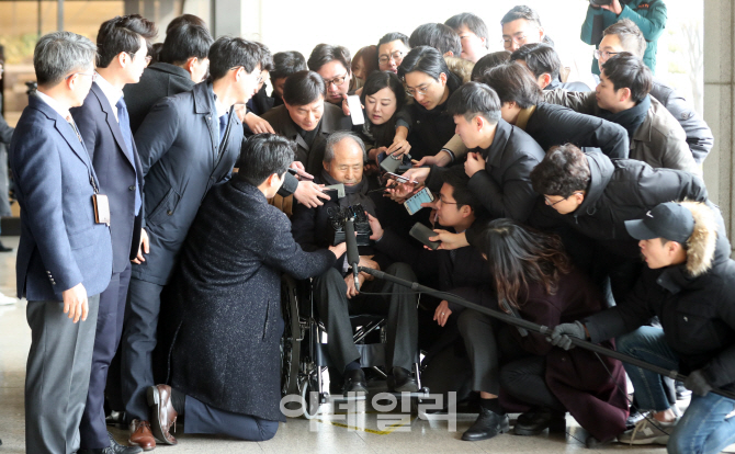 [포토]이상득 전 의원에 쏠린 관심