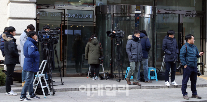 [포토]이명박 전 대통령 사무실 앞 취재진