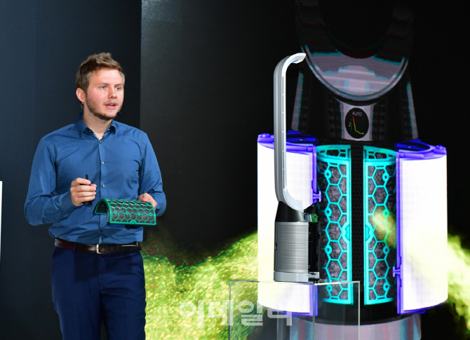 [포토] 퓨어 쿨 필터 설명하는 다이슨 디자이너