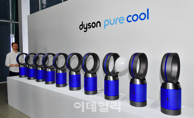[포토] 공기분사력 시험하는 다이슨 디자이너
