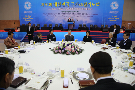 신중한 文대통령 “아직 갈 길이 멀다. 낙관도 예상도 어렵다”