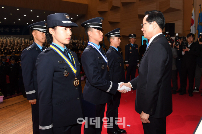 [포토]국무총리상 수상한 공군 최운기 소위