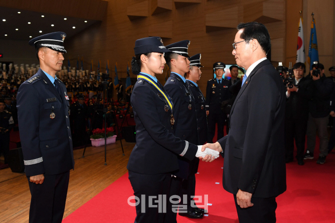 [포토]대통령상 수상한 공군 박세은 소위