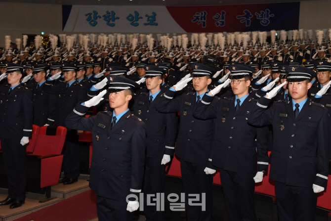 [포토]경례하는 제 66기 공군사관학교 졸업생들