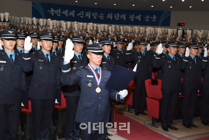 [포토]임관선서하는 제 66기 공군사관학교 졸업생들