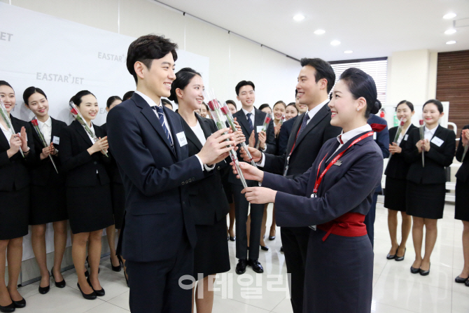 [포토]입사 축하받는 이스타항공 신입 객실 승무원들