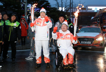 김정태 하나금융 회장, 평창 동계패럴림픽 성화봉송 참여