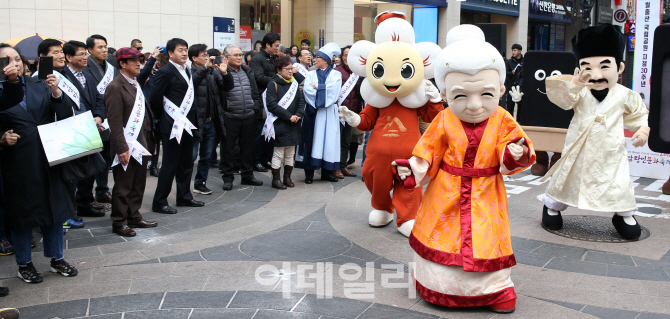 [포토]시민들 눈길 사로잡는 '2018 영암왕인문화축제'