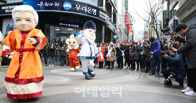 [포토]명동 찾은 백제 왕인박사