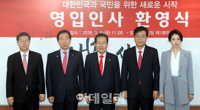 배현진·송언석 영입한 한국당 “文정부 방송탈취·경제파탄 심판”