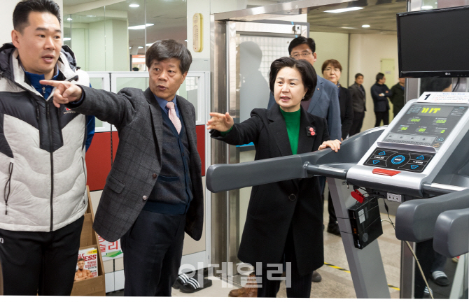 [포토] 체육시설 점검하는 김수영 구청장
