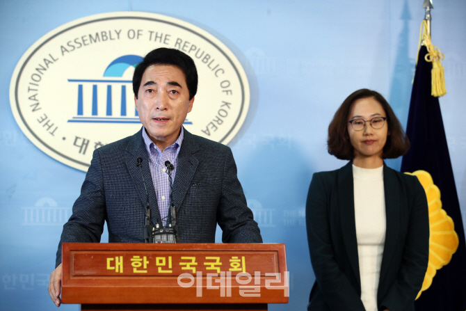 [포토]'불륜설' 기자회견 갖는 박수현
