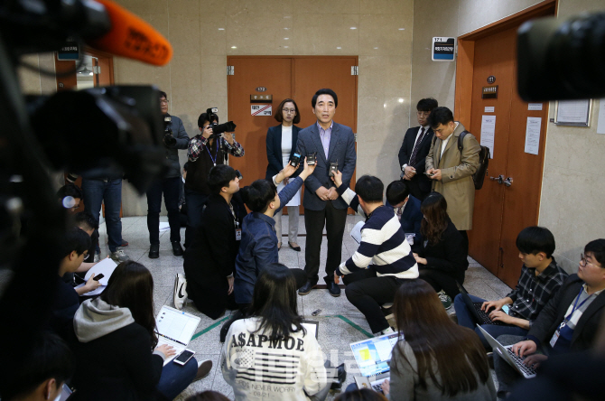 [포토]'불륜설' 기자회견 박수현, '추악한 음모 가진 자들의 공작'