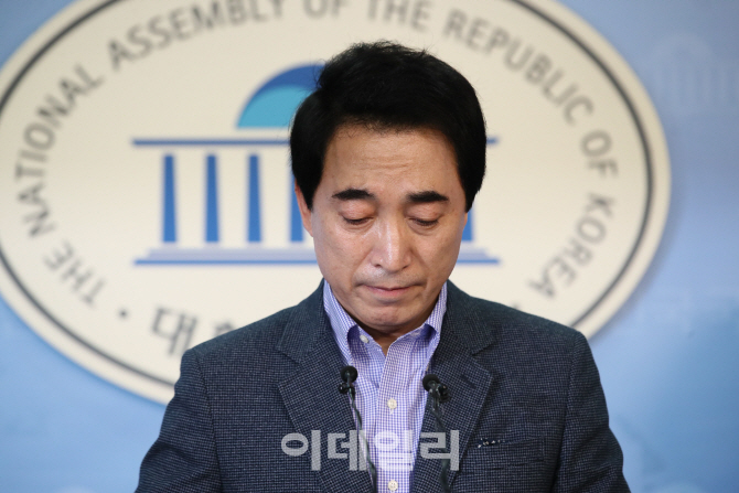 [포토]감정 복받친 박수현 전 대변인