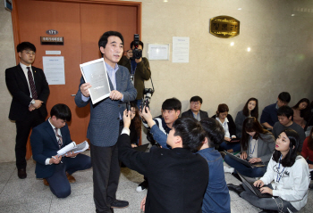 안희정·정봉주 이어 민병두까지..與 '미투' 여파 차단에 진땀