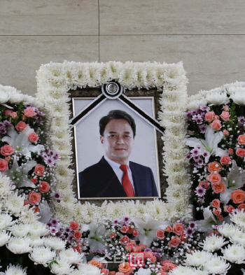 조성규 토로·정일우 삭제...조민기 발인까지 시끌