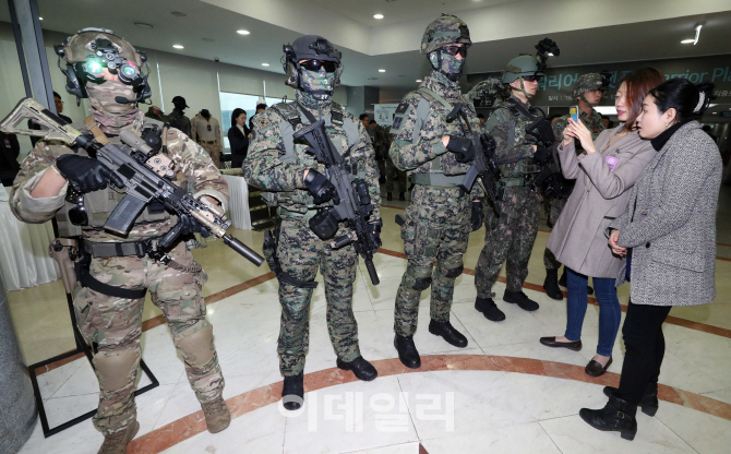 [포토]'생존성과 전투력 향상, 워리어 플랫폼 전시회'