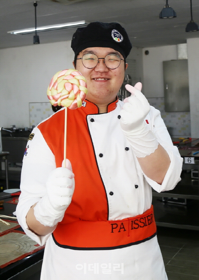 [포토]한국조리사관학교, 화이트데이 맞아 ‘설탕공예 클래스’ 열어