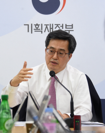 김동연 “청년일자리 해결 시급…추경도 한다면 최대한 빨리”(종합)