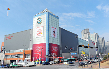 점포 팔고 시간 단축하고…유통업계 군살빼기 속도 낸다