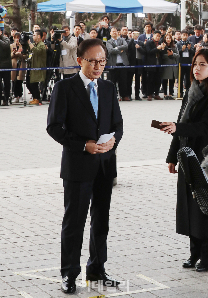 [포토]포토라인에 선 MB '차명재산 등 의혹 부인'