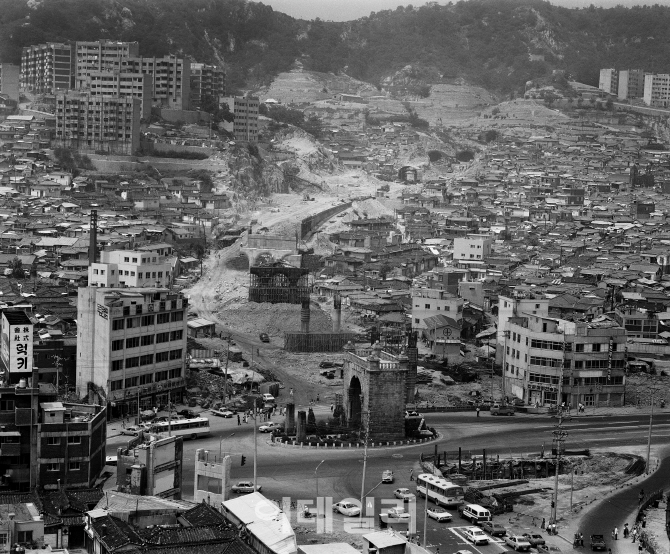 [포토] 1978년 독립문 일대 고가도로 공사 모습