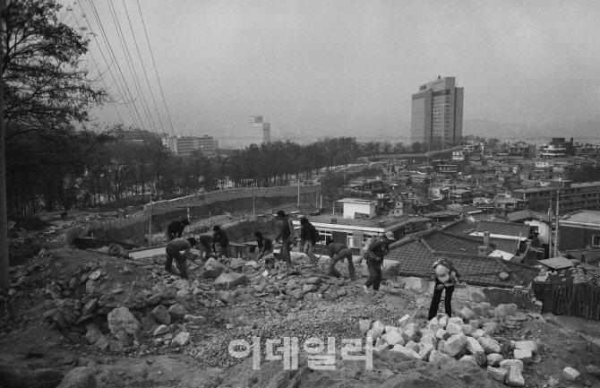 [포토] 1978년 장충지구 신라호텔 주변 성곽공사 모습