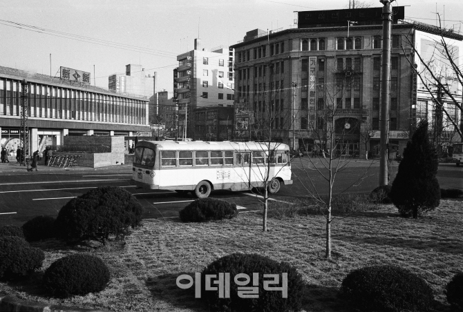 [포토] 1976년 종로1가 도로공원 준공 모습