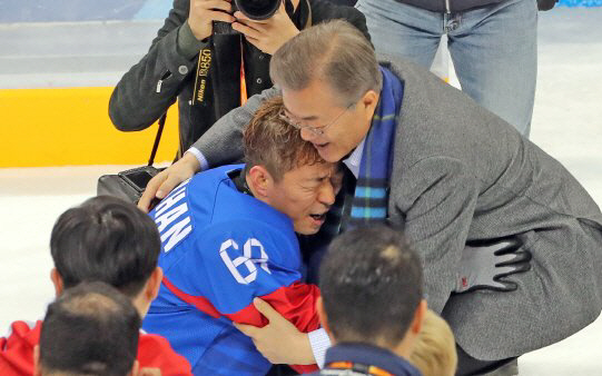 문 대통령, '패럴림픽 銅' 아이스하키팀 17명 모두에게 축전