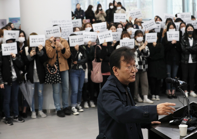 하일지 "뭐가 문제인지 도무지 이해안가" 사과 거부...학생들 분노