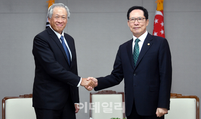 한-싱가포르 국방장관 회담…宋 장관, 신남방정책 협조 당부