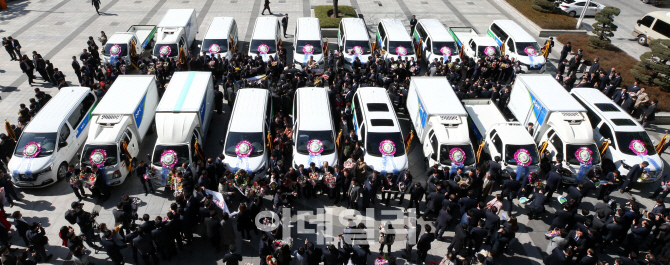 [포토]농협, 농가소득 증대에 기여한 우수 농축협 조합장들에게 차량 지원