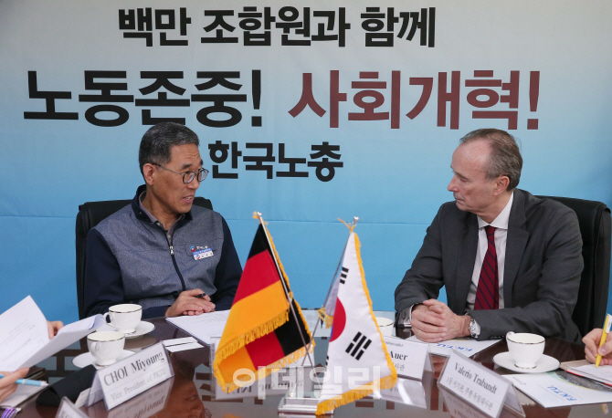 [포토]대화하는 김주영 위원장-슈테판 아우어 대사