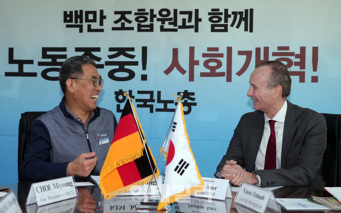 [포토]미소짓는 김주영 위원장-슈테판 아우어 대사