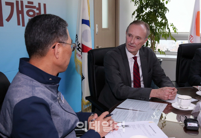 [포토]한국노총 찾은 슈테판 아우어 주한독일대사