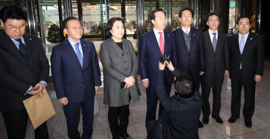 ‘관권선거’ 불만 폭발 한국당… 4년 전 민주당과 입장 뒤바뀌어