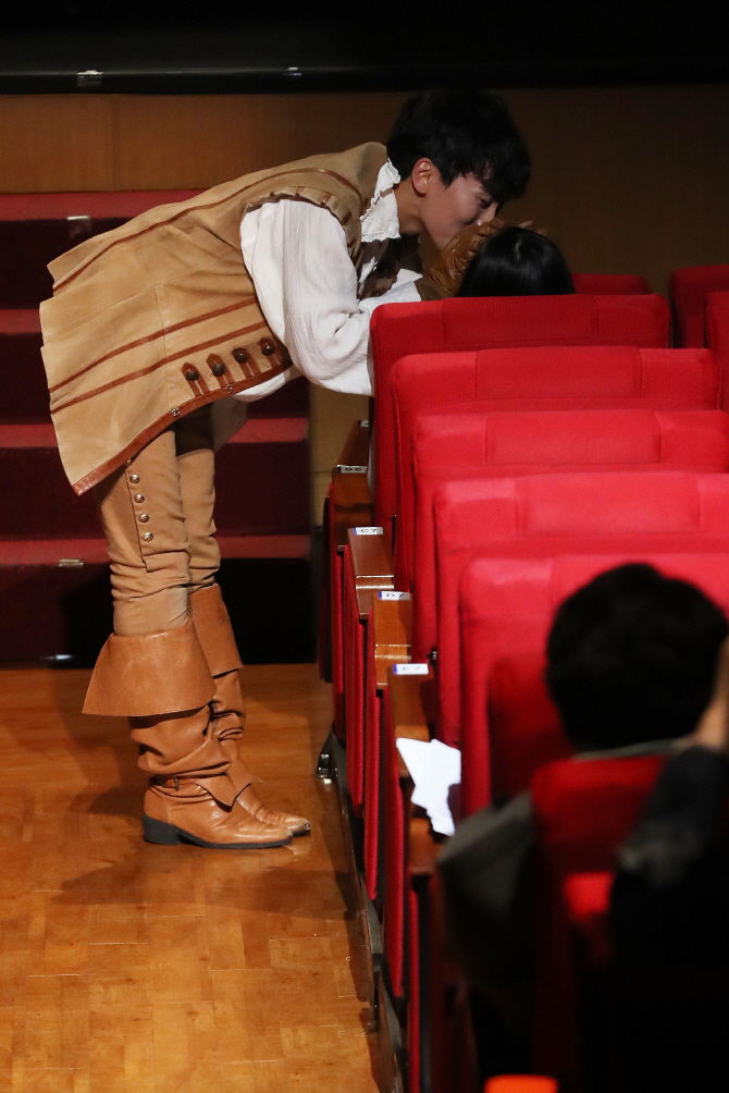 [포토] '삼총사' 서은광 '관객에 키스?'
