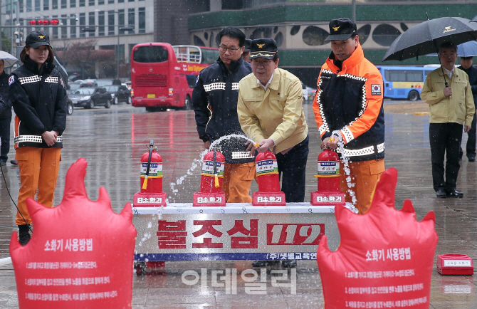 [포토]박원순 시장 '소화기는 이렇게'