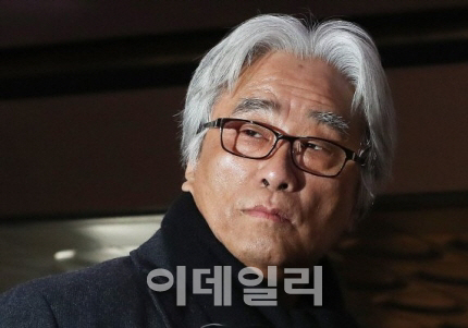 피해자 변호인단 "이윤택 구속해야..피해자 회유·고소취하 종용"