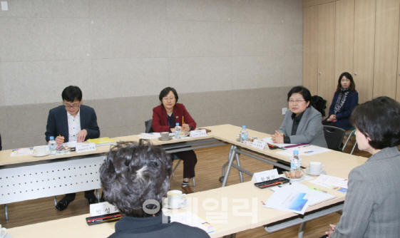 정현백 장관 “아이돌보미, 돌봄공백의 가교…처우개선 추진”