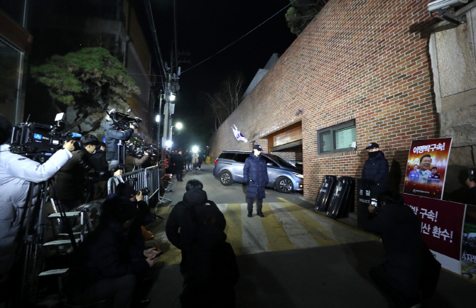 MB '운명의날' 긴장감 흐르는 사저…측근들 집결